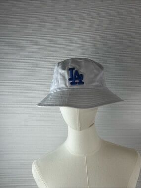 Minimal White La Bucket Hat Clean Streetwear 100% Cotton Blue Embroidered Logo